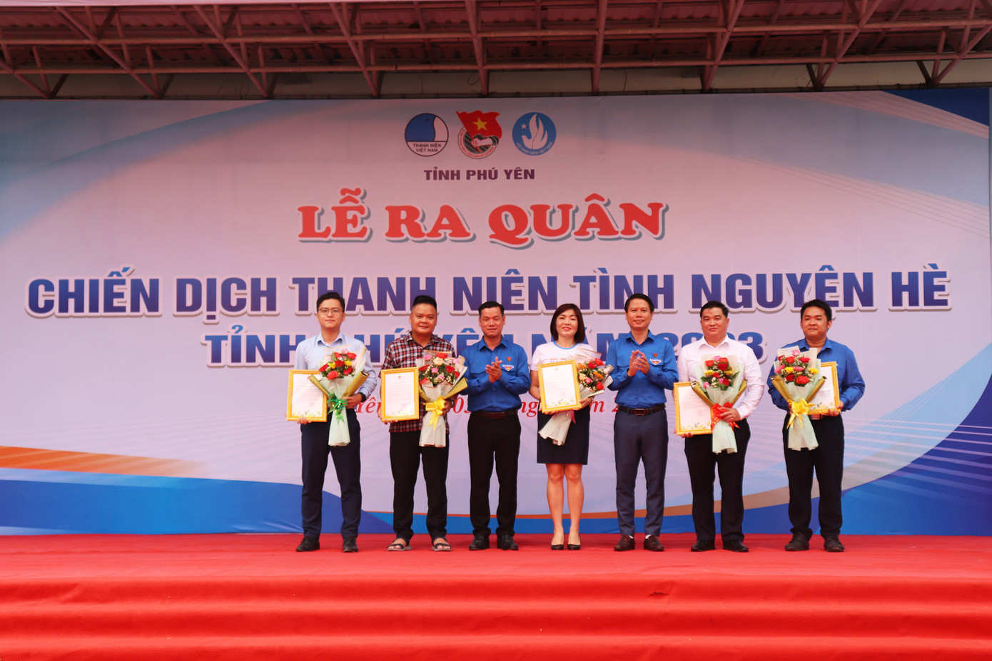 Tặng hoa cám ơn các nhà tài trợ hỗ trợ Chiến dịch Thanh niên tình nguyện hè 2023 Tặng hoa cám ơn các nhà tài trợ hỗ trợ Chiến dịch Thanh niên tình nguyện hè 2023