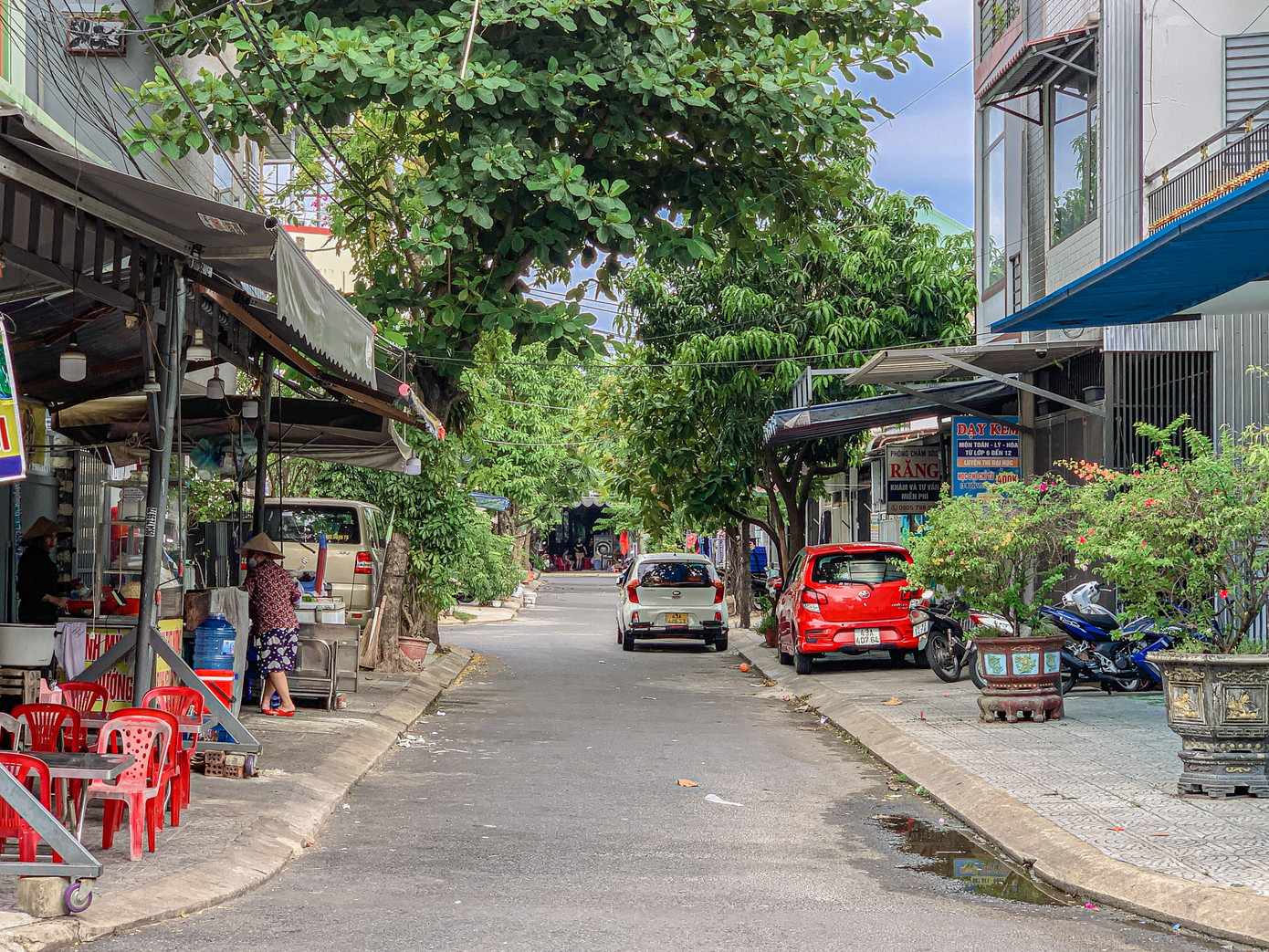 Nhiều tuyến đường nhỏ hẹp không có chỗ đỗ xe, xe đậu luôn lên vỉa hè. Nhiều tuyến đường nhỏ hẹp không có chỗ đỗ xe, xe đậu luôn lên vỉa hè.