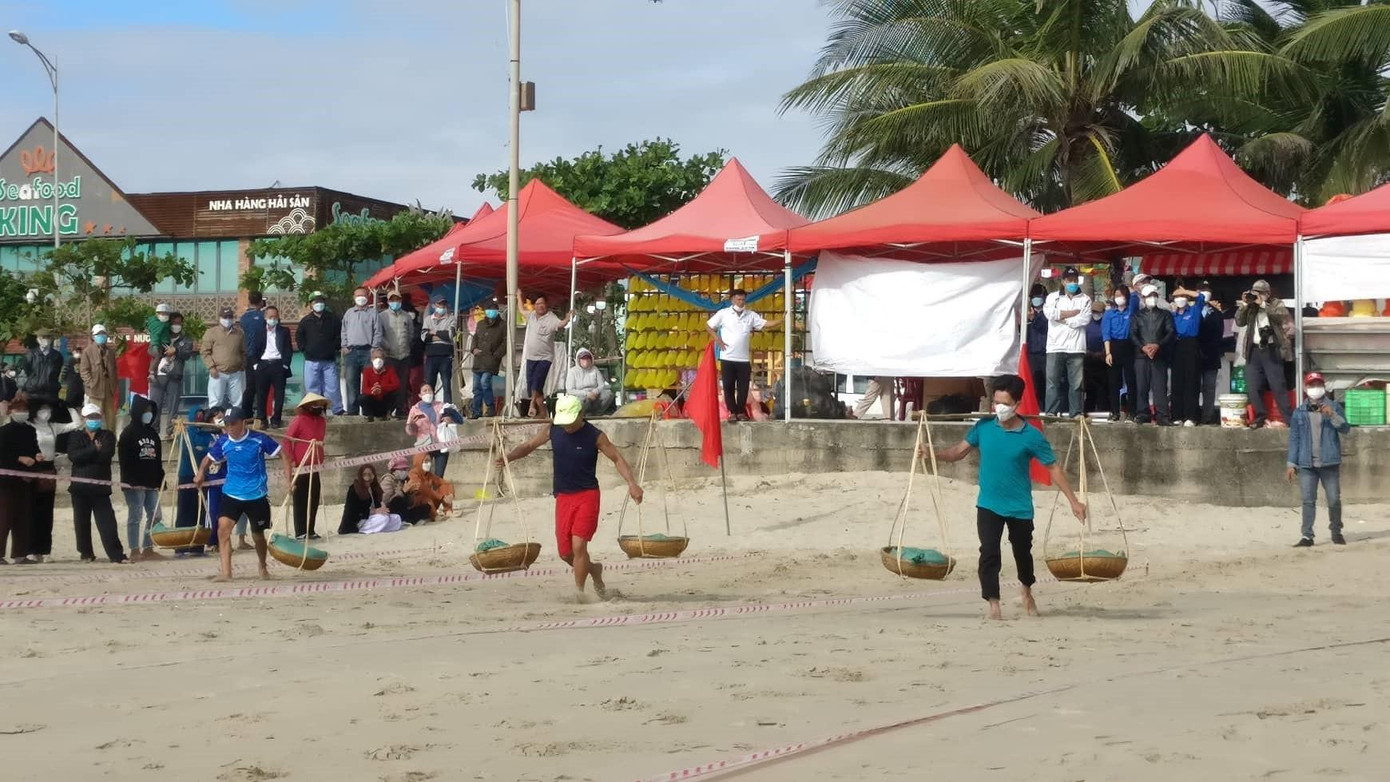 Phần hội có nhiều hoạt động, trò chơi dân gian như: kéo co, đan lưới, gánh cá - ảnh Kim Ngân Phần hội có nhiều hoạt động, trò chơi dân gian như: kéo co, đan lưới, gánh cá - ảnh Kim Ngân