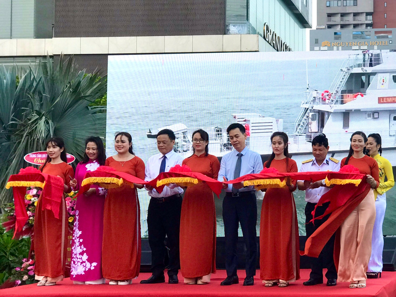 Triển lãm Đà Nẵng nhìn từ biển qua Di sản Tư liệu thế giới - Châu bản triều Nguyễn vừa khai mạc tại Nhà Trưng bày Hoàng Sa (Quận Sơn Trà, TP Đà Nẵng), kéo dài đến hết ngày 31/3. Ảnh: Phượng – Nhung.