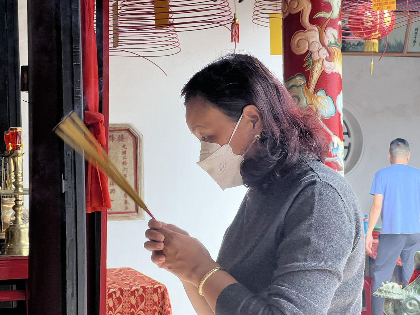 Ở đây, mọi người không chỉ cầu cho mẹ tròn con vuông, hy vọng có em bé mà ở đây còn có thể cầu về đường học vấn, tài lộc, bình an và sự nghiệp cho gia đình. - Ảnh: Bảo Quyên