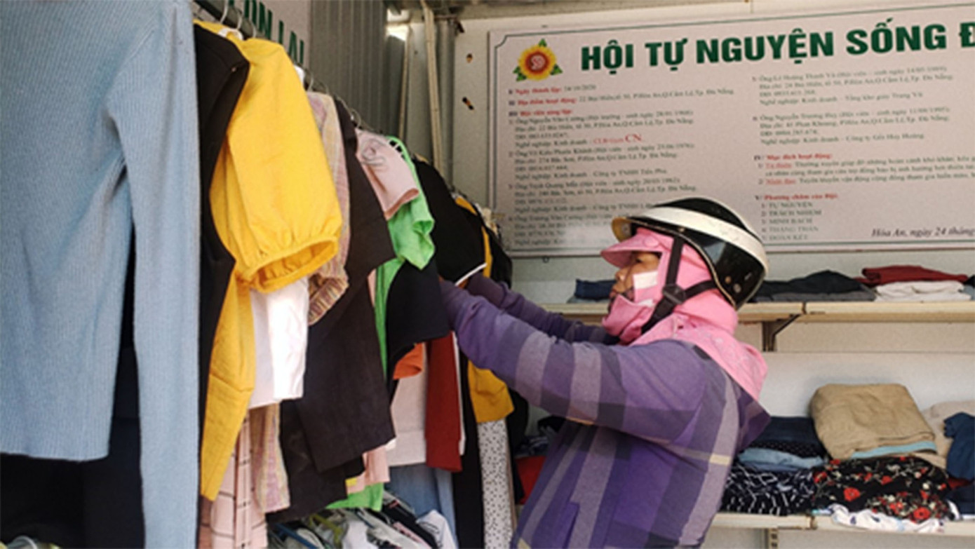 Gian hàng miễn phí của Hội Tình nguyện Sống đẹp. Dù ngày nắng hay mưa, nơi đây luôn mở rộng cửa đón chào những vị khách tới “mua”. (Ảnh: Hằng Hà)