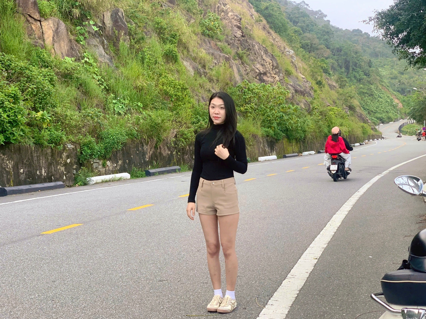 “Đoạn đường ở đây đẹp không thua gì bối cảnh gốc, tôi có thể quay được video ưng ý vô cùng mà không cần đi đâu xa”, chị Võ Thị Thanh Lan (27 tuổi) nói. Ảnh: Minh Hiền “Đoạn đường ở đây đẹp không thua gì bối cảnh gốc, tôi có thể quay được video ưng ý vô cùng mà không cần đi đâu xa”, chị Võ Thị Thanh Lan (27 tuổi) nói. Ảnh: Minh Hiền