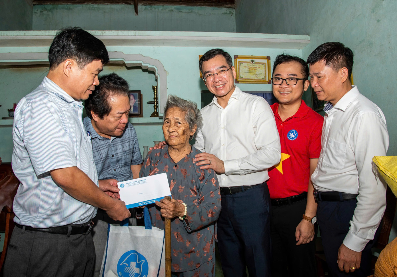 Các y bác sĩ trẻ cùng lãnh đạo UBND tỉnh Quảng Ngãi, Sở Y tế tỉnh Quảng Ngãi thăm và tặng quà Mẹ VNAH Nguyễn Thị Lại, 96 tuổi. Ảnh: Văn Chương Các y bác sĩ trẻ cùng lãnh đạo UBND tỉnh Quảng Ngãi, Sở Y tế tỉnh Quảng Ngãi thăm và tặng quà Mẹ VNAH Nguyễn Thị Lại, 96 tuổi. Ảnh: Văn Chương