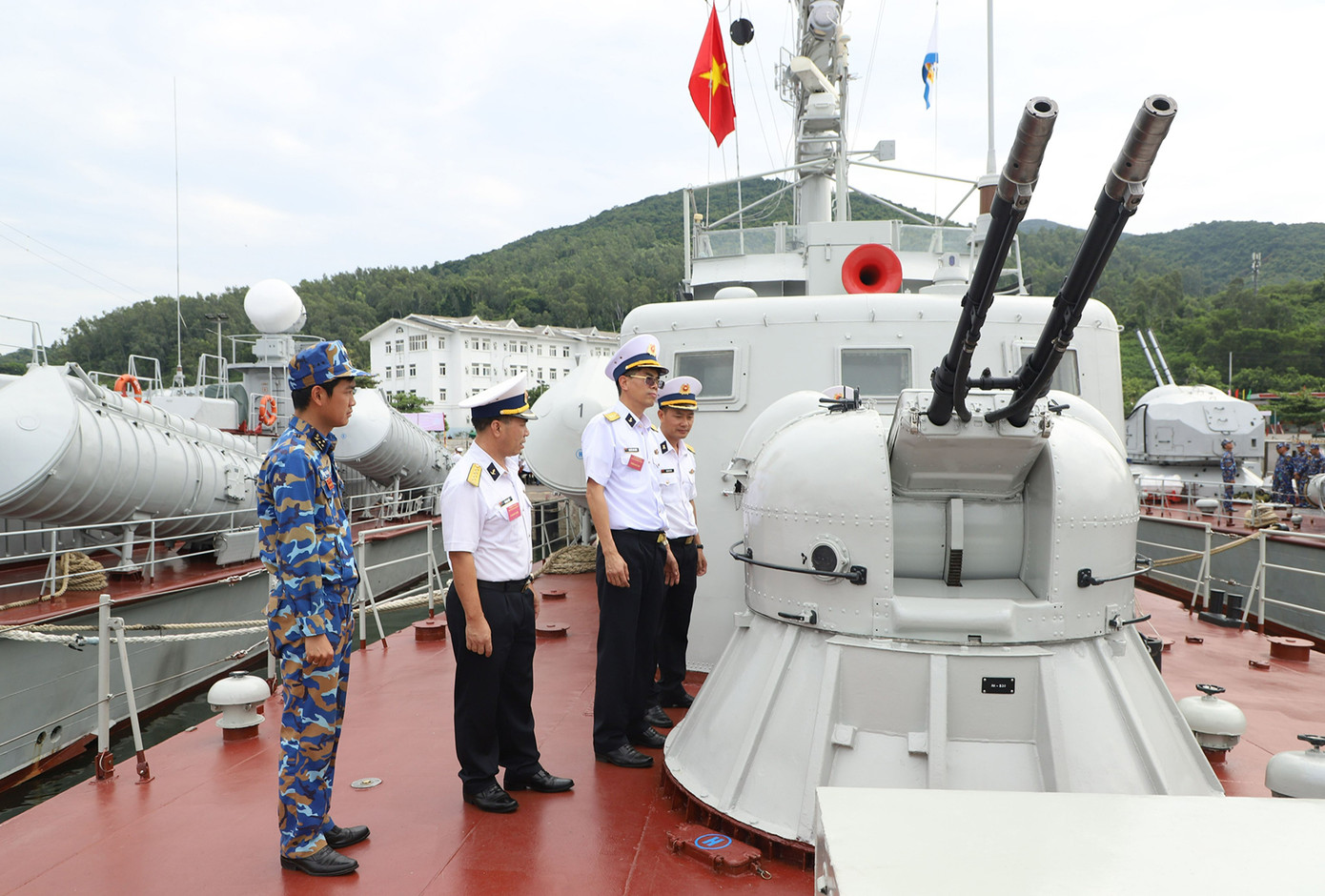 Thủ trưởng Bộ Tư lệnh Vùng 3 Hải quân kiểm tra công tác bảo quản vũ khí trang bị trên tàu 358, Lữ đoàn 172 (Ảnh: Đức Tuấn) Thủ trưởng Bộ Tư lệnh Vùng 3 Hải quân kiểm tra công tác bảo quản vũ khí trang bị trên tàu 358, Lữ đoàn 172 (Ảnh: Đức Tuấn)