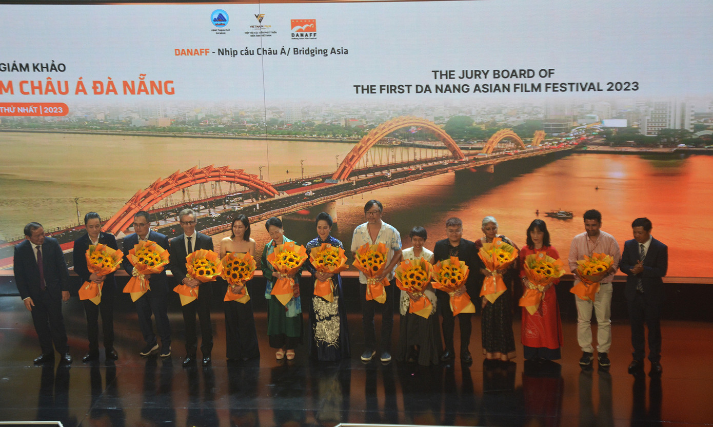 Tặng hoa các BGK. Ảnh: Kinh Quốc.