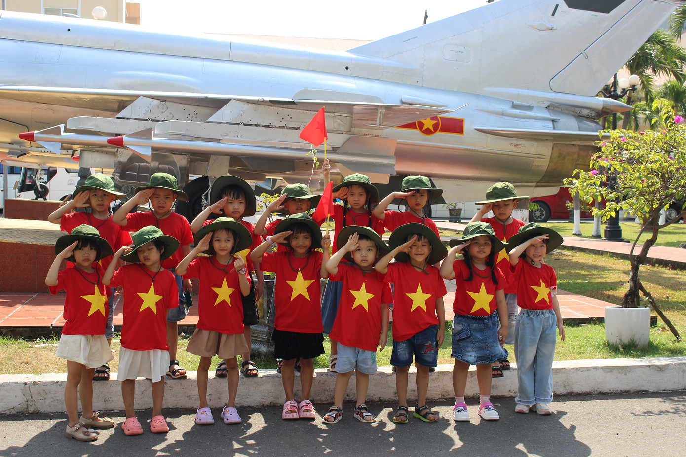 Các em trường mầm non Điện Hồng (Quảng Nam) cũng hào hứng tham quan Bảo tàng trong hoạt động “về nguồn”. Ảnh: Trúc Linh