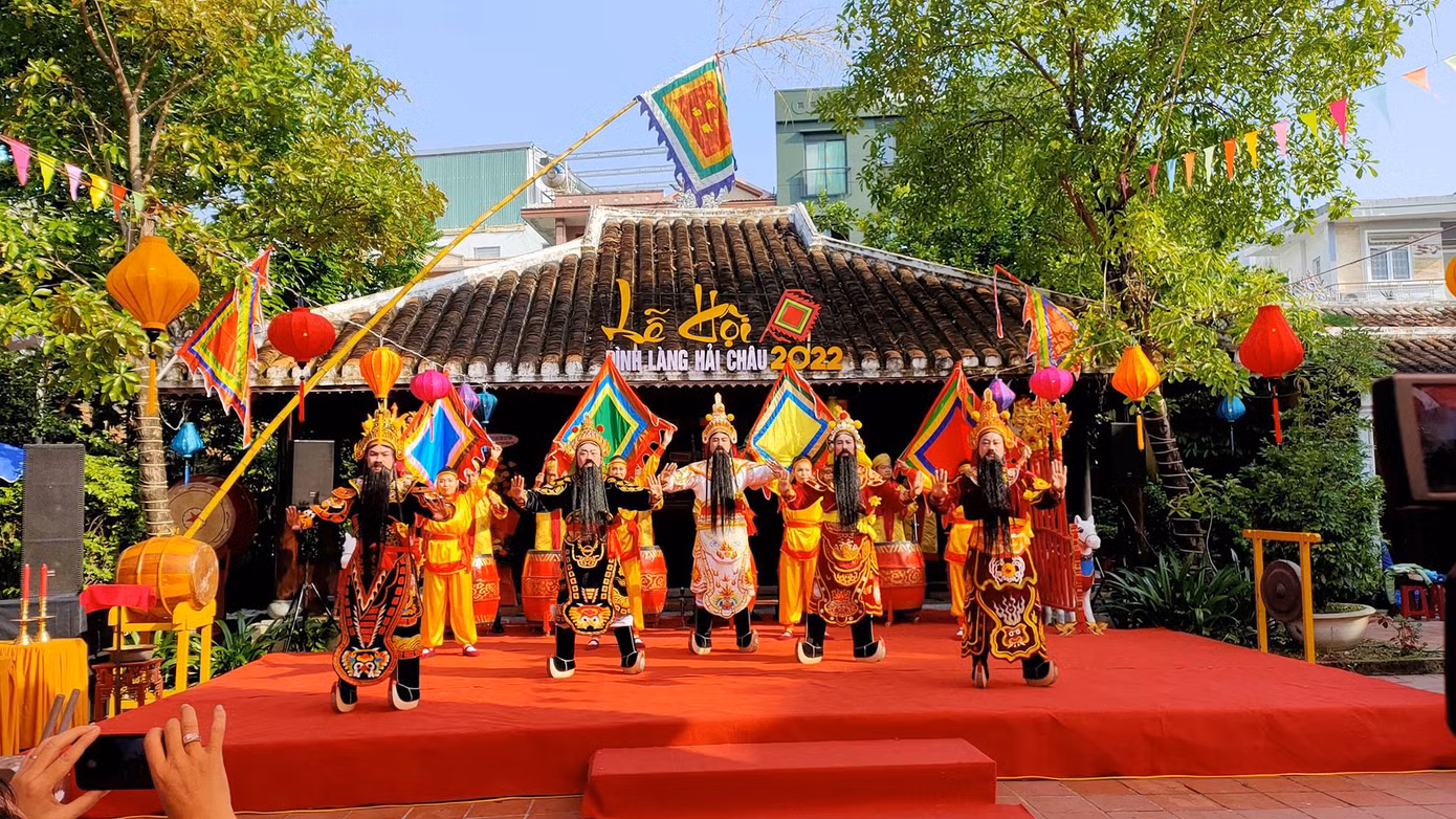 Theo sử liệu, Đình làng Hải Châu (phường Hải Châu 1 quận Hải Châu, thành phố Đà Nẵng) được xây dựng vào năm Gia Long thứ 5 (1806), là một quần thể kiến trúc nằm trong một khuôn viên rộng 3.500 mét vuông, bao gồm: Đình Hải Châu, Nhà thờ Tiền Hiền, nhà thờ chư phái tộc và miếu Bà - ảnh PU