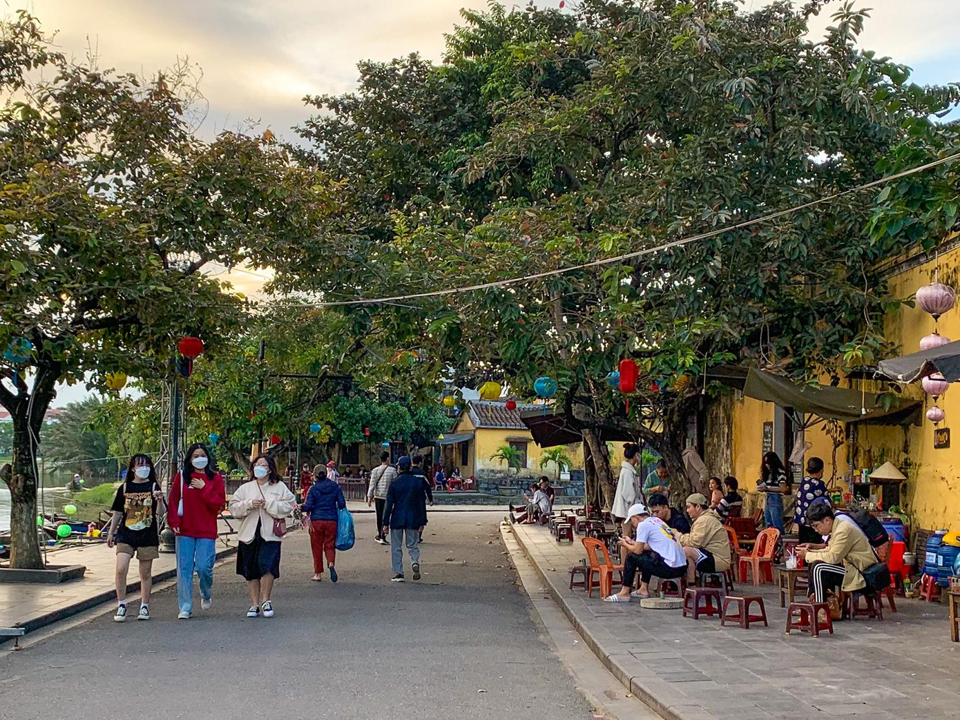 Mặc dù vậy, nhịp sống nơi đây vẫn không dừng lại. Ngoài những giờ học và làm việc căng thẳng những người trẻ lại tranh thủ tìm về nơi phố Hội để tham quan vào những ngày cuối Đông- ảnh Tài Anh Hà