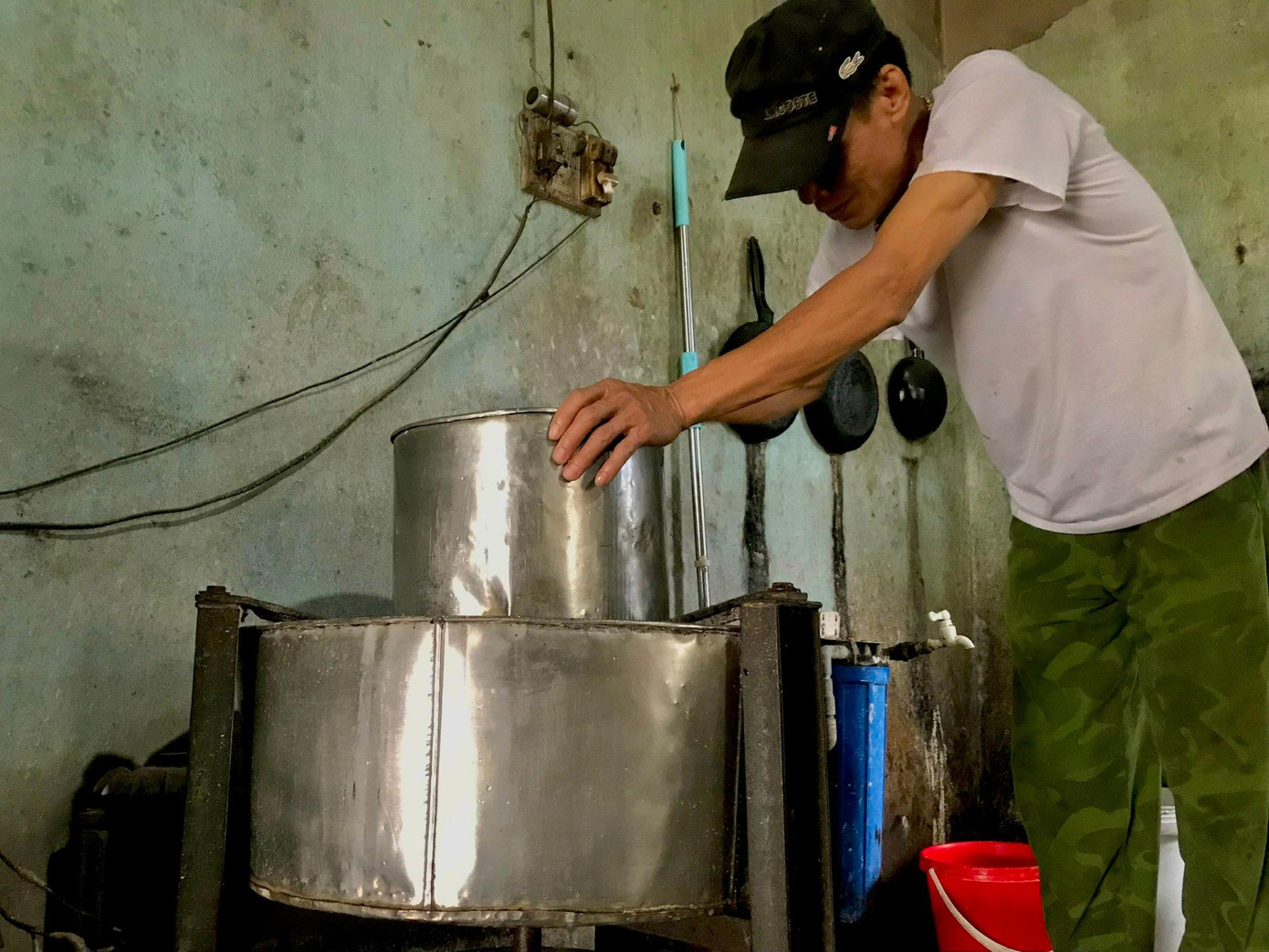 Tô mì Quảng gà đầy đặn giá siêu rẻ bởi đa số các nguyên liệu là nhà làm, nhìn đơn giản nhưng quy trình làm ra rất công phu. Mỗi ngày vợ chồng ông Ánh phải dậy từ lúc 3 giờ sáng để chuẩn bị nguyên liệu từ xay bột, tráng mì, làm gà nấu nhưn (nhân, nước lèo), rang đậu phộng, làm rau sống... Bột tráng mì được ông Ánh xay từ loại gạo 132 tạo độ dai ngon cho cọng mì. Tô mì Quảng gà đầy đặn giá siêu rẻ bởi đa số các nguyên liệu là nhà làm, nhìn đơn giản nhưng quy trình làm ra rất công phu. Mỗi ngày vợ chồng ông Ánh phải dậy từ lúc 3 giờ sáng để chuẩn bị nguyên liệu từ xay bột, tráng mì, làm gà nấu nhưn (nhân, nước lèo), rang đậu phộng, làm rau sống... Bột tráng mì được ông Ánh xay từ loại gạo 132 tạo độ dai ngon cho cọng mì.