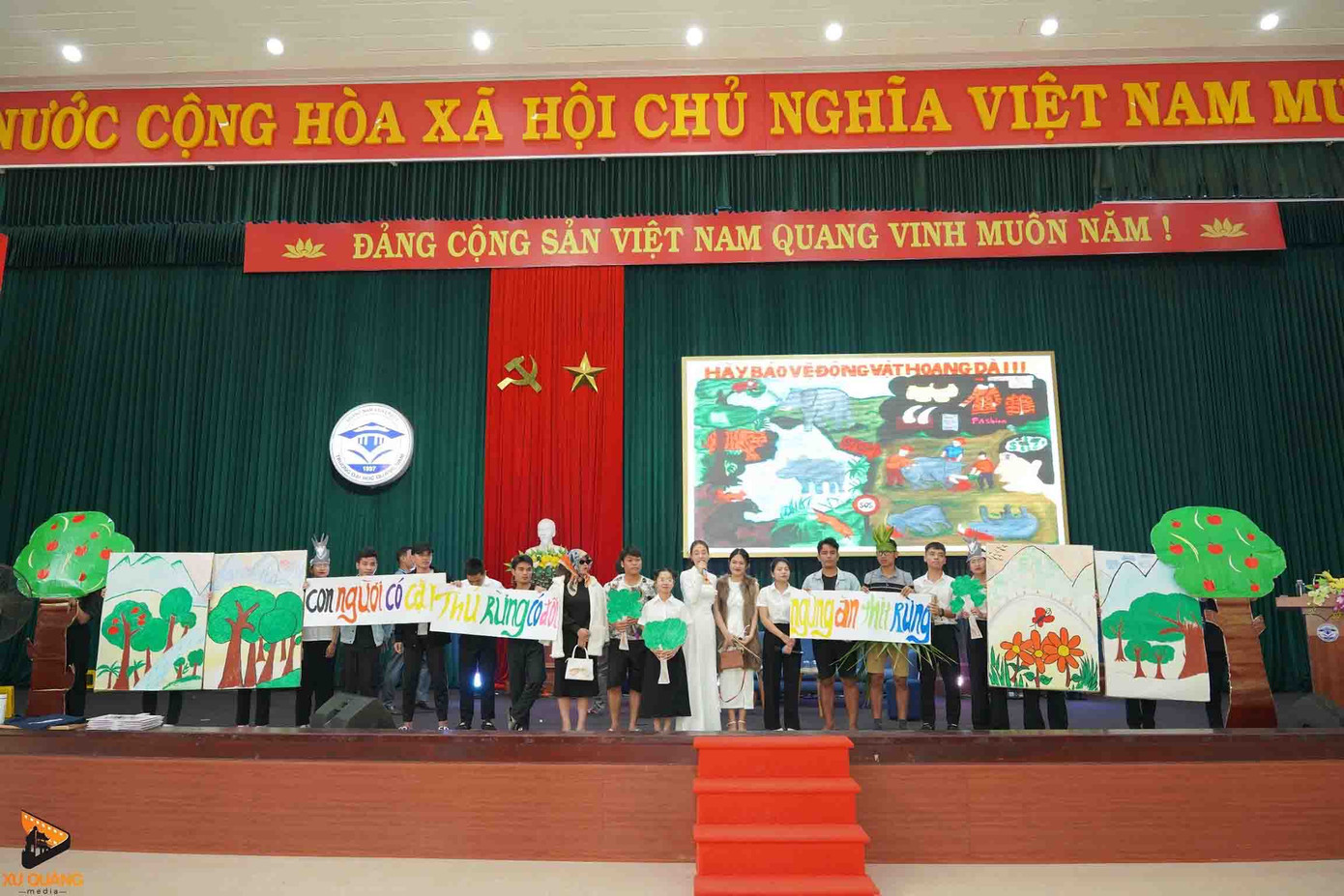 Chương trình còn có các hoạt động truyền cảm hứng của các bạn sinh viên như nhảy dân vũ, diễn kịch, đưa ra từng thông điệp cụ thể,… Chương trình còn có các hoạt động truyền cảm hứng của các bạn sinh viên như nhảy dân vũ, diễn kịch, đưa ra từng thông điệp cụ thể,…