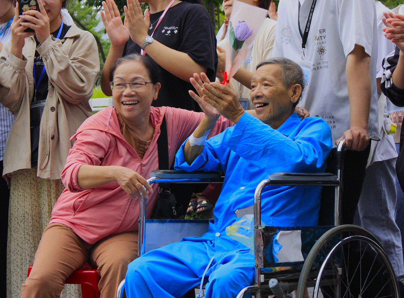 Nụ cười cũng tỏa lan với những cô chú bệnh nhân lớn tuổi (Ảnh: Thu Loan Nguyễn) Nụ cười cũng tỏa lan với những cô chú bệnh nhân lớn tuổi (Ảnh: Thu Loan Nguyễn)