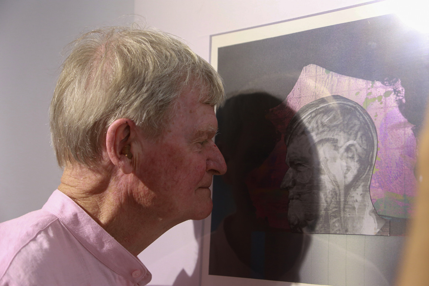 David Thomas bên bức ấn họa bộ não của chính mình với căn bệnh Parkinson. Ảnh: Huỳnh Như – Thùy Diệu. David Thomas bên bức ấn họa bộ não của chính mình với căn bệnh Parkinson. Ảnh: Huỳnh Như – Thùy Diệu.