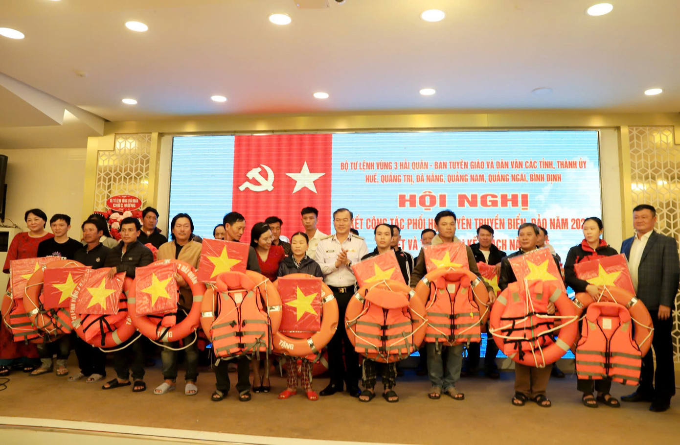 Các cơ quan, tổ chức doanh nghiệp, cá nhân đồng hành với Vùng 3 Hải quân trao quà tặng các ngư dân. Ảnh: Hoàng Diệu