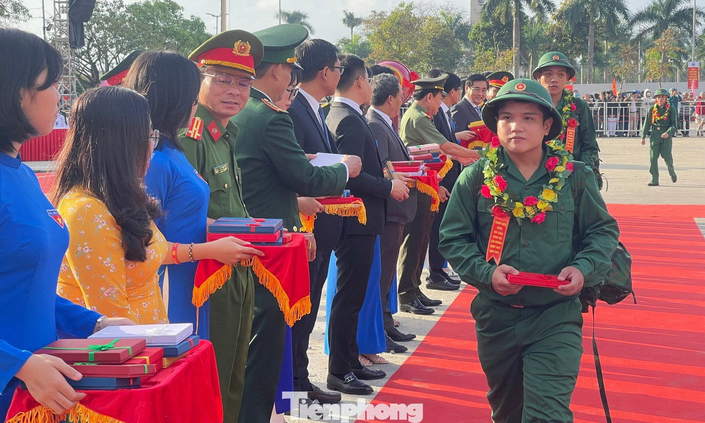 Các cấp lãnh đạo tặng hoa, quà động viên cho các tân binh lên đường nhập ngũ