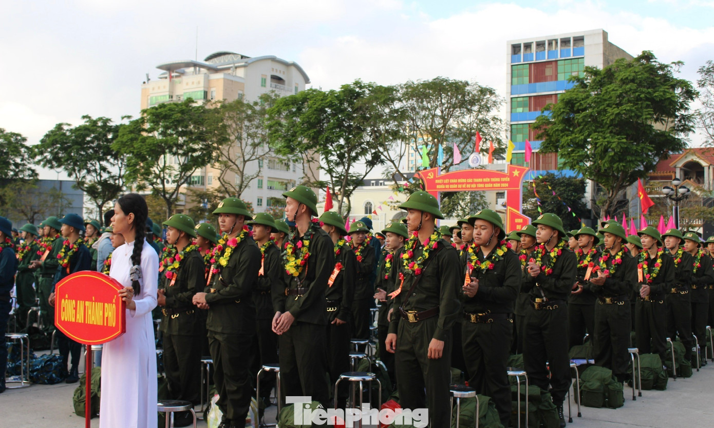 Trong đó, có 1.058 công dân đủ tiêu chuẩn lên đường thực hiện nghĩa vụ quân sự và 298 thanh niên phục vụ có thời hạn trong lực lượng Công an nhân dân.