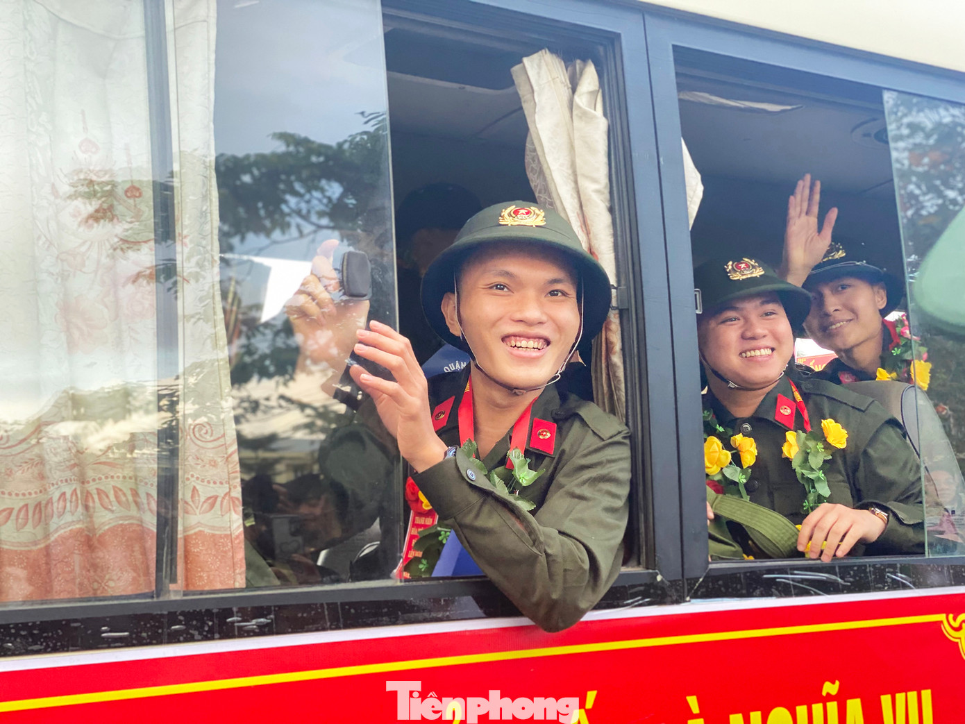 Những khoảnh khắc bùi ngùi, giọt nước mắt hãnh diện của người thân, bạn bè tạo động lực lớn cho các tân binh càng vững chãi, yên tâm tham gia phục vụ Tổ quốc.