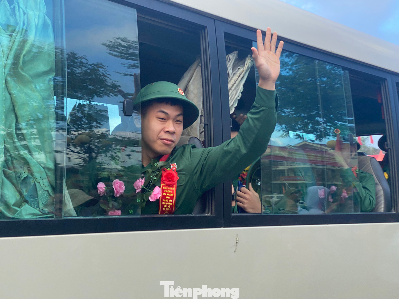 Những khoảnh khắc bùi ngùi, giọt nước mắt hãnh diện của người thân, bạn bè tạo động lực lớn cho các tân binh càng vững chãi, yên tâm tham gia phục vụ Tổ quốc.