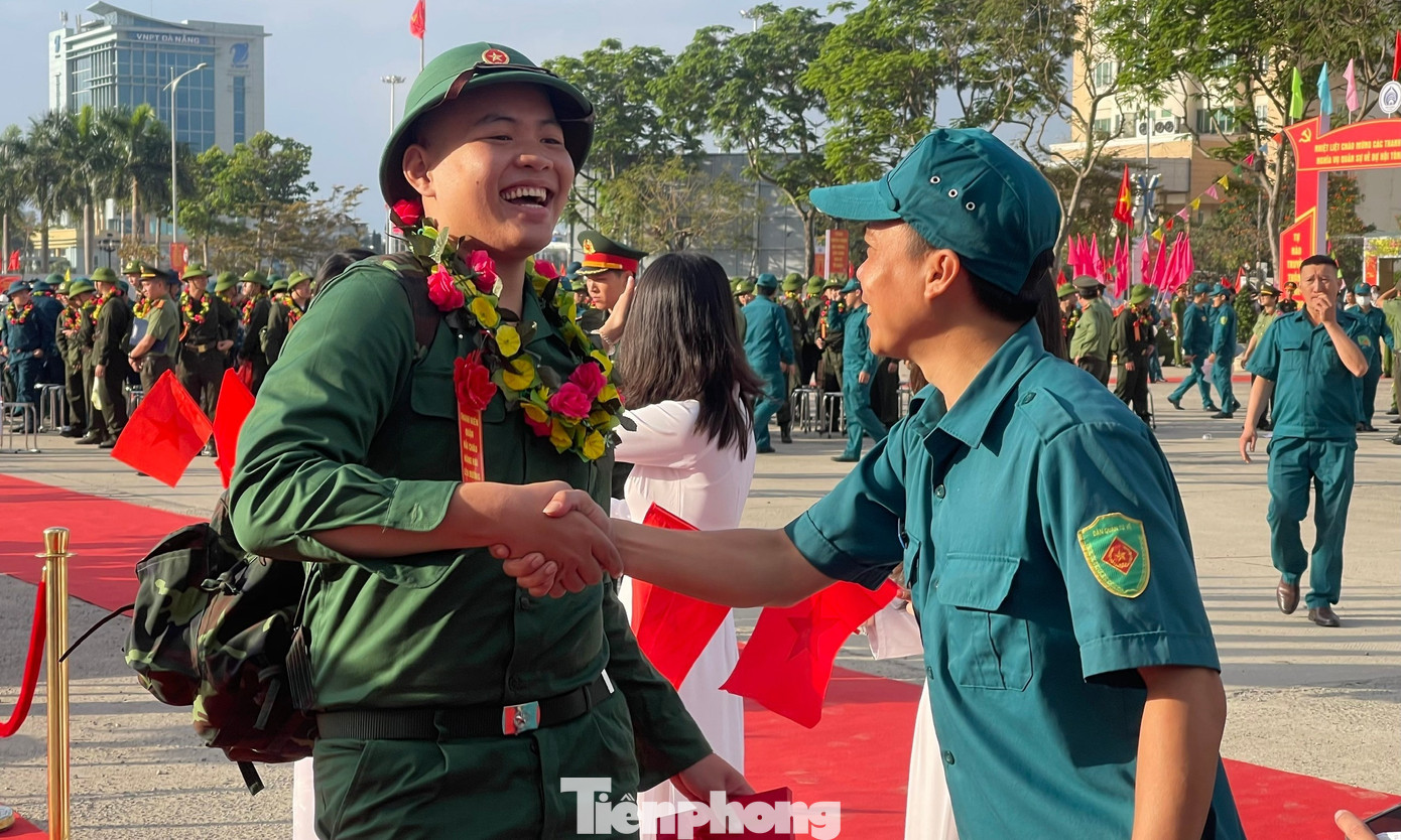 Các tân binh hào hứng bước qua “Cầu vinh quang” và chia tay bạn bè lên đường nhập ngũ phục vụ Tổ quốc.