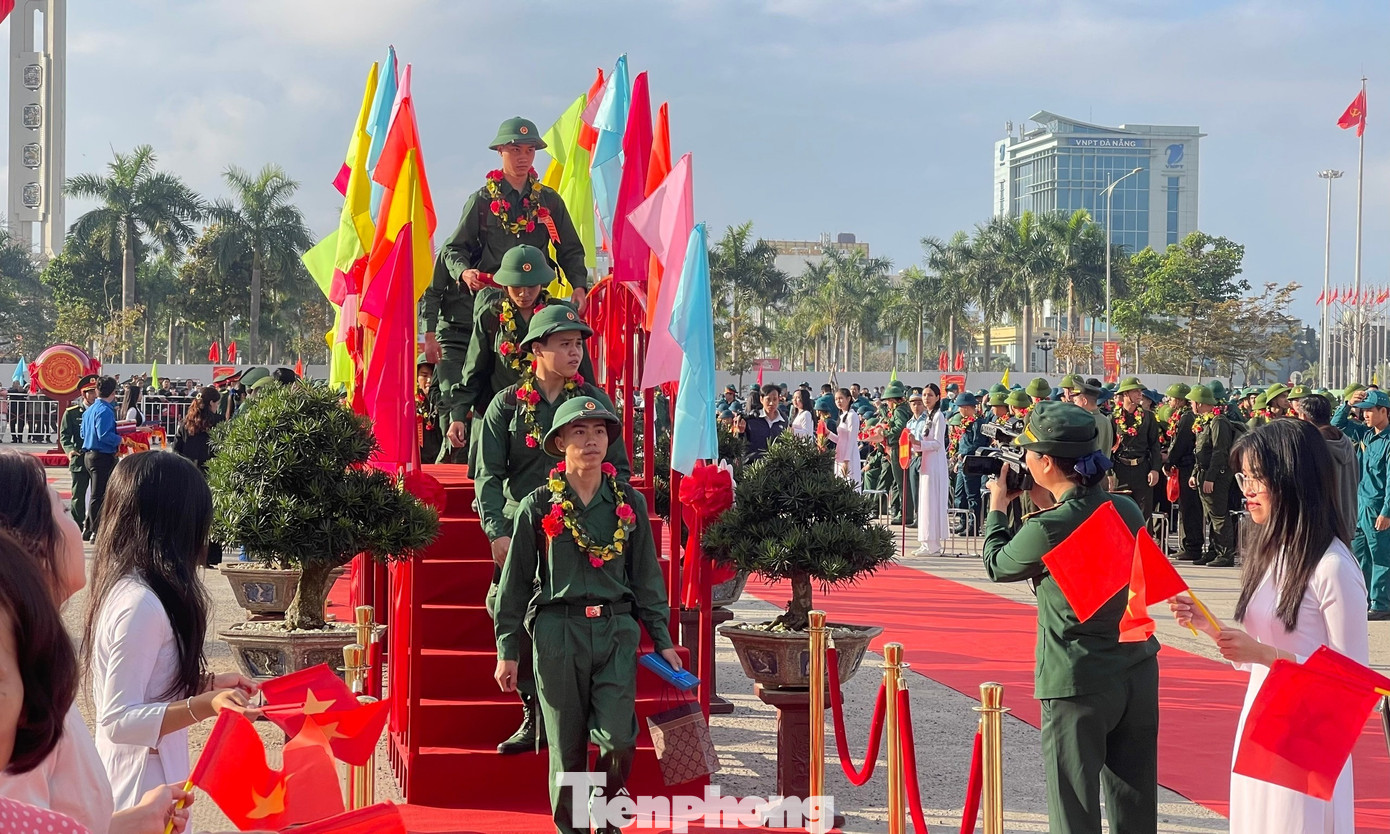 Các tân binh hào hứng bước qua “Cầu vinh quang” và chia tay bạn bè lên đường nhập ngũ phục vụ Tổ quốc.