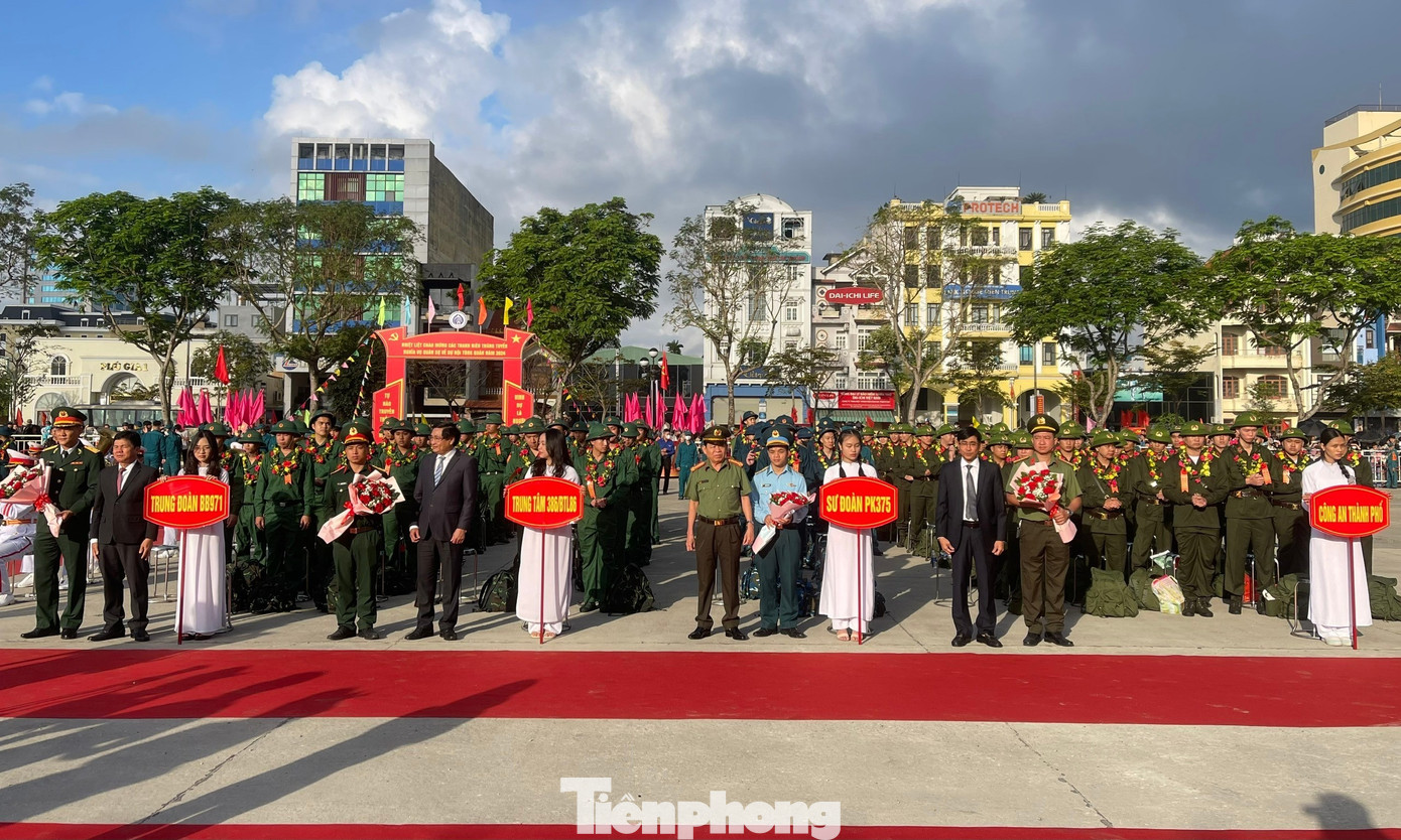 Các cấp lãnh đạo tặng hoa, quà động viên cho các tân binh lên đường nhập ngũ