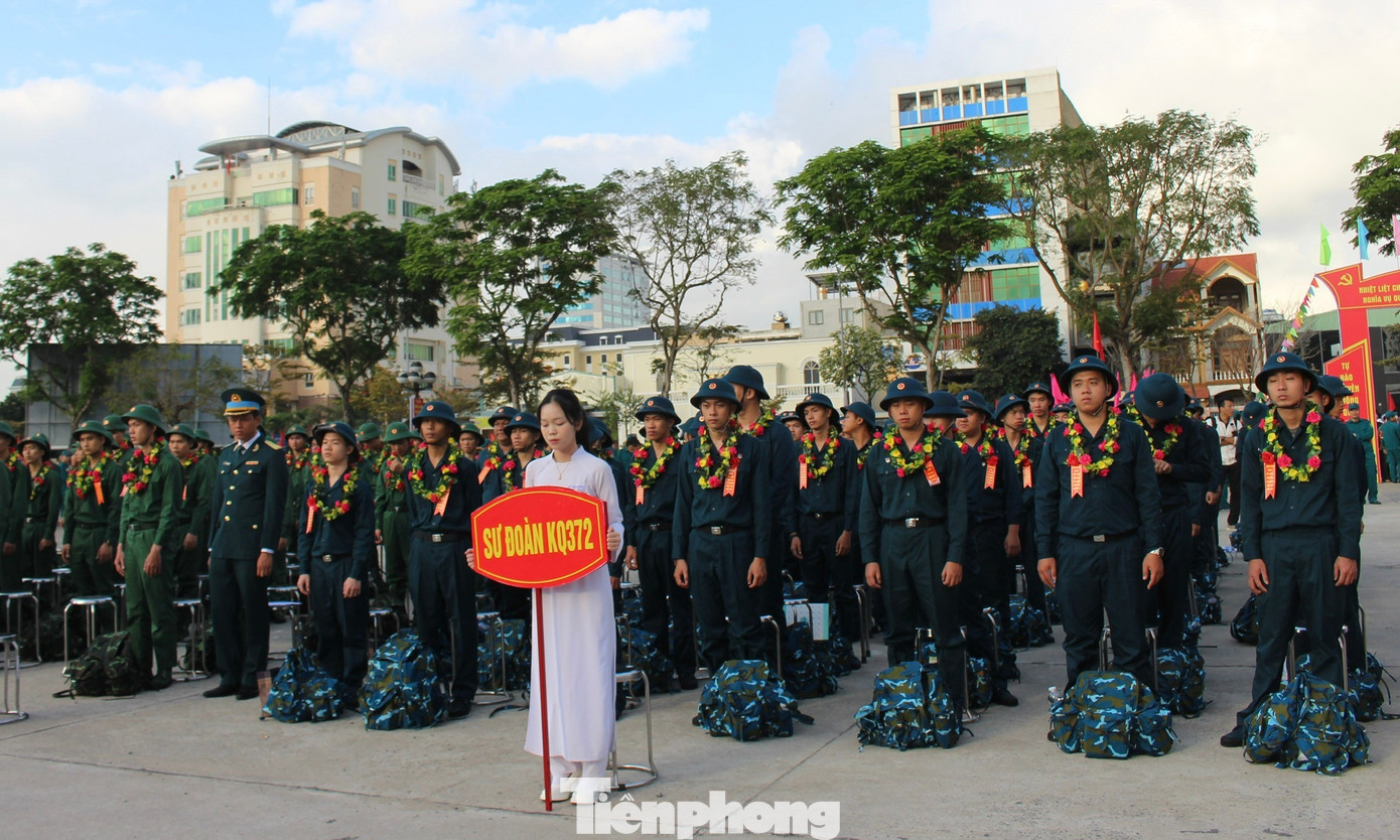 Trong đó, có 1.058 công dân đủ tiêu chuẩn lên đường thực hiện nghĩa vụ quân sự và 298 thanh niên phục vụ có thời hạn trong lực lượng Công an nhân dân.