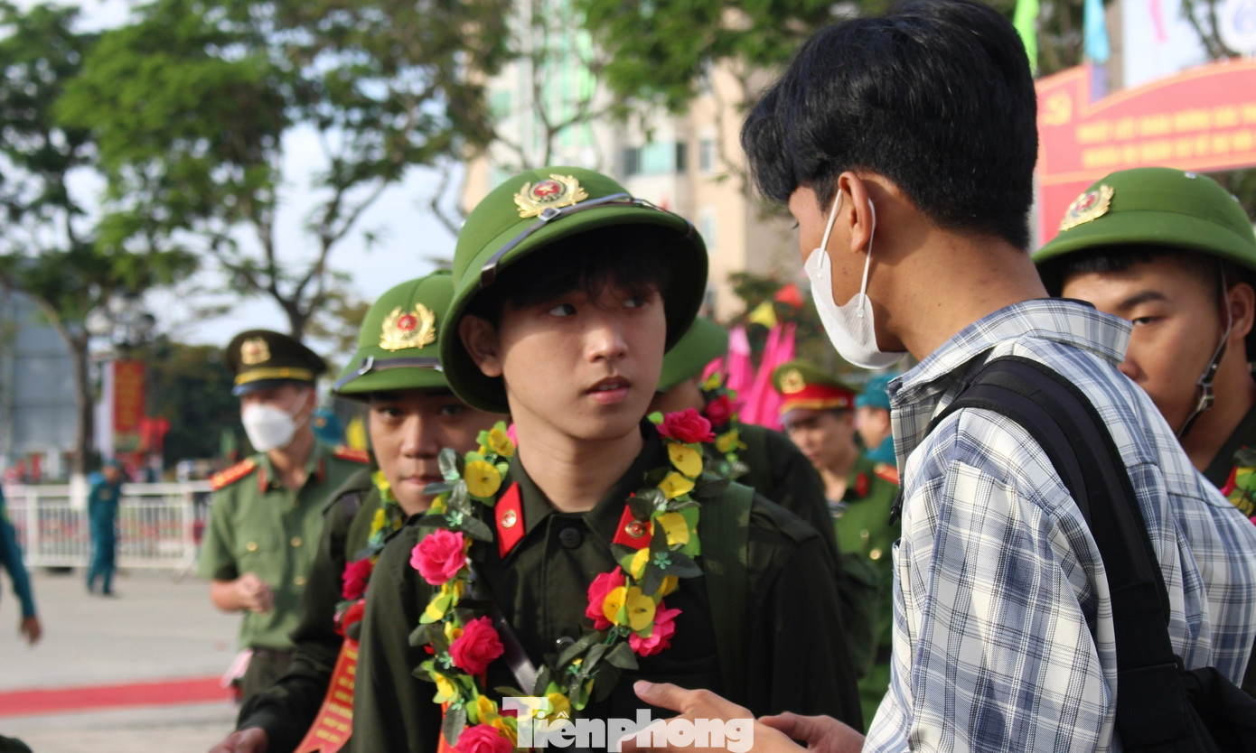 Tân binh Nguyễn Phước Huy (quận Liên Chiểu) nhận lời dặn dò của anh trai mình trước khi lên đường. “Em cảm thấy được phục vụ Tổ quốc là niềm vinh dự lớn cho bản thân em. Em sẽ không ngừng học hỏi và nâng cao kiến thức của bản thân, tiếp nối truyền thống gia đình”, Huy bày tỏ
