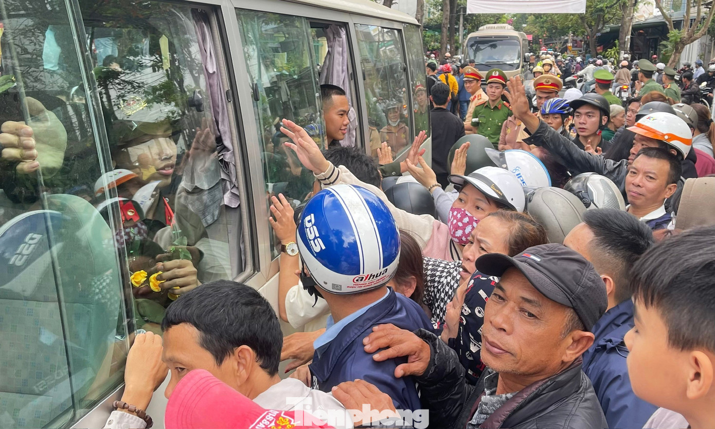 Những khoảnh khắc bùi ngùi, giọt nước mắt hãnh diện của người thân, bạn bè tạo động lực lớn cho các tân binh càng vững chãi, yên tâm tham gia phục vụ Tổ quốc.