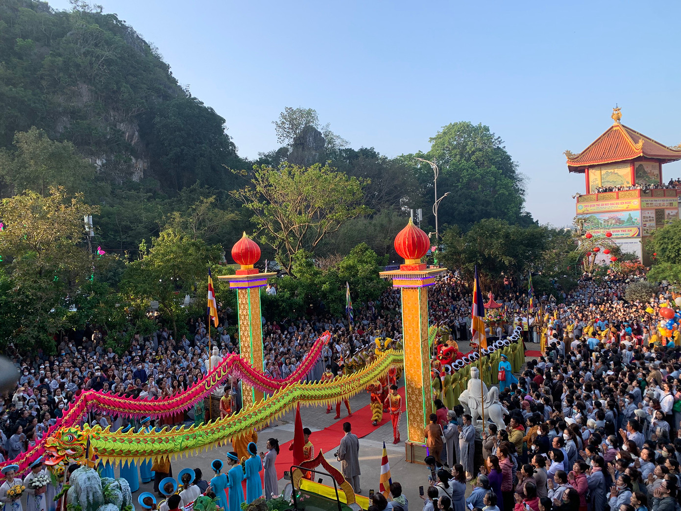 Từ sáng sớm, những dòng người đã có mặt tham dự Lễ vía Quán Thế Âm. Ảnh: Khánh Hà.