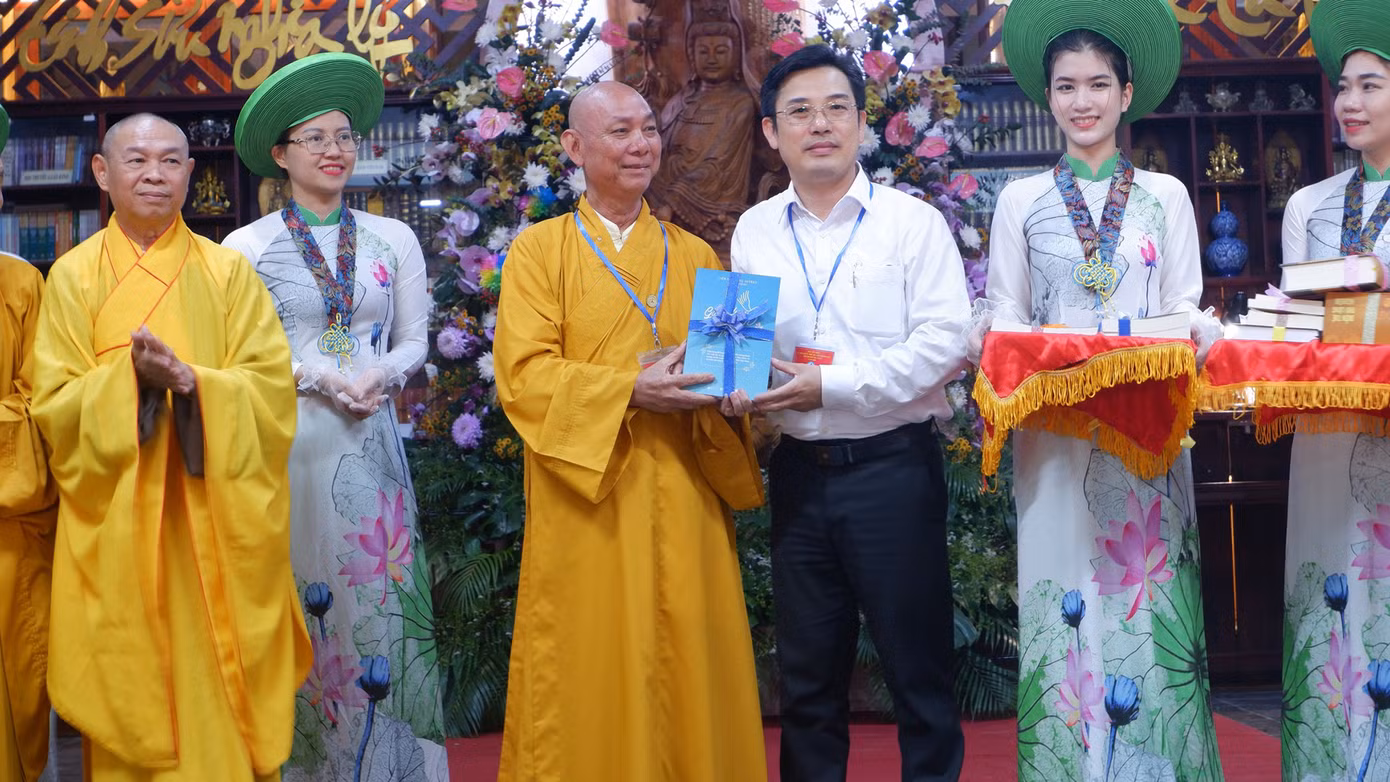 Ông Tạ Tự Bình, Phó Chủ tịch UBND quận Ngũ Hành Sơn trao tặng sách cho thư viện Vạn Hạnh. Ảnh: Khánh - Hà. Ông Tạ Tự Bình, Phó Chủ tịch UBND quận Ngũ Hành Sơn trao tặng sách cho thư viện Vạn Hạnh. Ảnh: Khánh - Hà.
