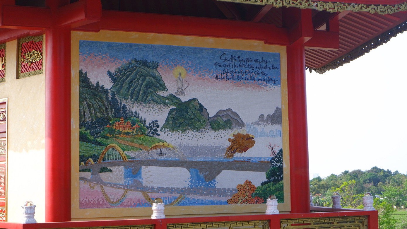 Hình ảnh thắng cảnh, di tích nổi tiếng được tái hiện ở các tranh sứ màu cẩn trên tường của 4 tòa tháp gồm tháp Thái Hòa, tháp Phước Tuệ, tháp Thành Tựu và tháp Viên Mãn tại chùa Quán Thế Âm. Ảnh: Khánh - Hà.
