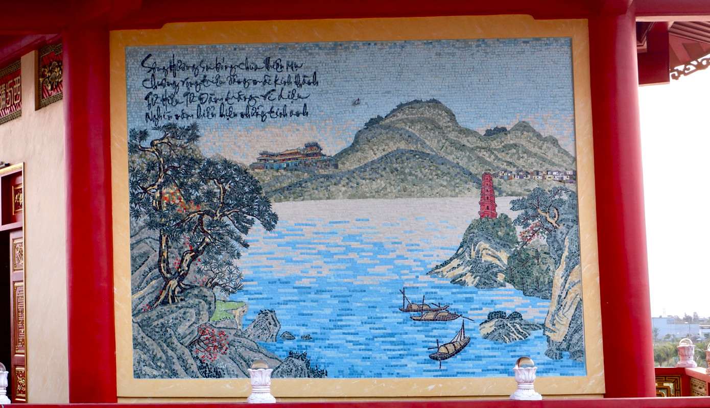 Hình ảnh thắng cảnh, di tích nổi tiếng được tái hiện ở các tranh sứ màu cẩn trên tường của 4 tòa tháp gồm tháp Thái Hòa, tháp Phước Tuệ, tháp Thành Tựu và tháp Viên Mãn tại chùa Quán Thế Âm. Ảnh: Khánh - Hà.