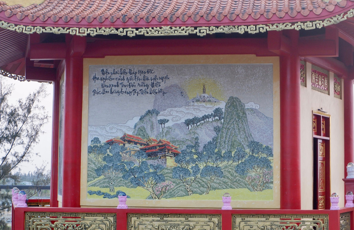 Hình ảnh thắng cảnh, di tích nổi tiếng được tái hiện ở các tranh sứ màu cẩn trên tường của 4 tòa tháp gồm tháp Thái Hòa, tháp Phước Tuệ, tháp Thành Tựu và tháp Viên Mãn tại chùa Quán Thế Âm. Ảnh: Khánh - Hà.