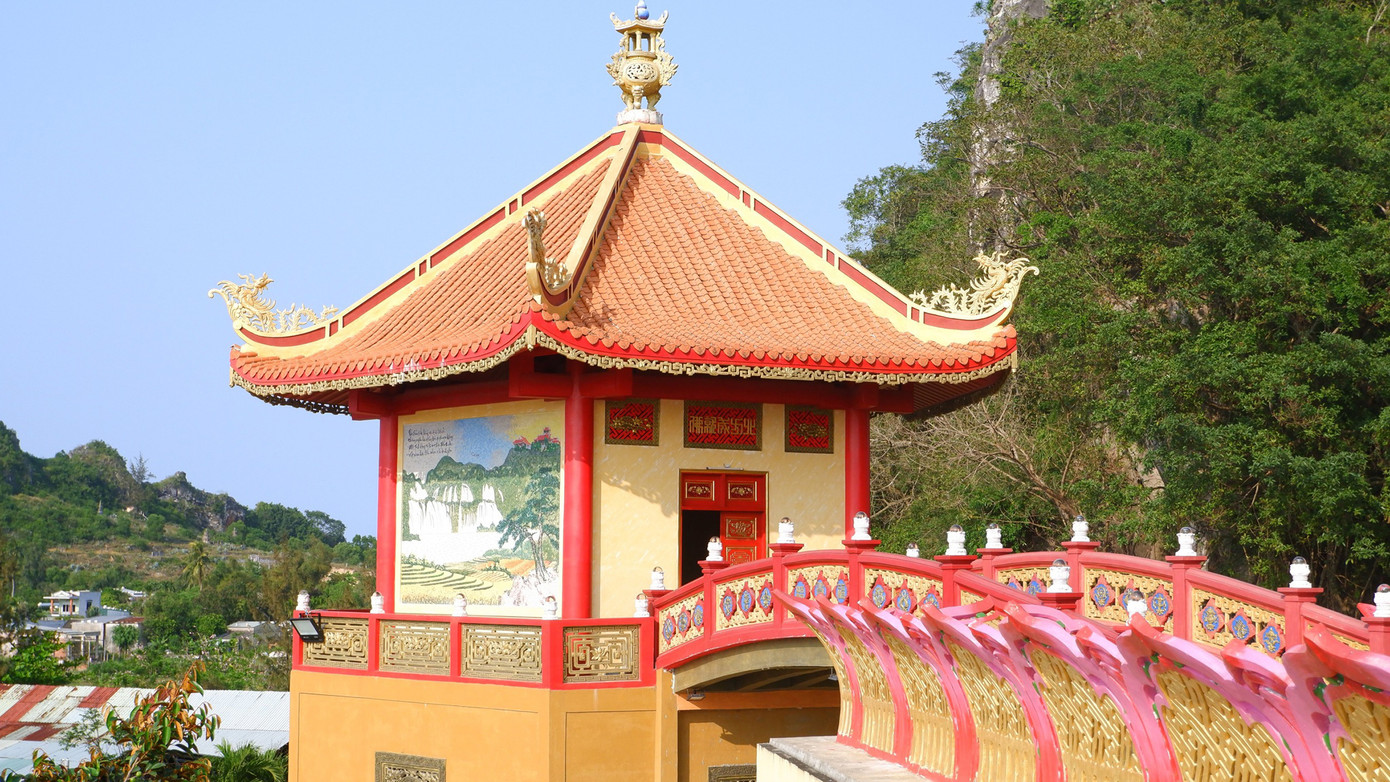 Hình ảnh thắng cảnh, di tích nổi tiếng được tái hiện ở các tranh sứ màu cẩn trên tường của 4 tòa tháp gồm tháp Thái Hòa, tháp Phước Tuệ, tháp Thành Tựu và tháp Viên Mãn tại chùa Quán Thế Âm. Ảnh: Khánh - Hà.