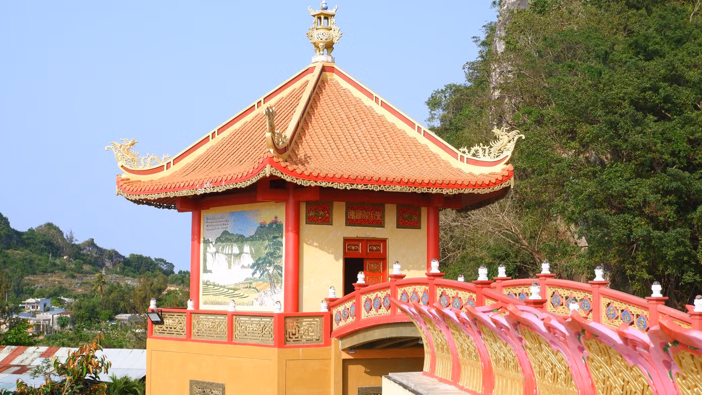Hình ảnh thắng cảnh, di tích nổi tiếng được tái hiện ở các tranh sứ màu cẩn trên tường của 4 tòa tháp gồm tháp Thái Hòa, tháp Phước Tuệ, tháp Thành Tựu và tháp Viên Mãn tại chùa Quán Thế Âm. Ảnh: Khánh - Hà. Hình ảnh thắng cảnh, di tích nổi tiếng được tái hiện ở các tranh sứ màu cẩn trên tường của 4 tòa tháp gồm tháp Thái Hòa, tháp Phước Tuệ, tháp Thành Tựu và tháp Viên Mãn tại chùa Quán Thế Âm. Ảnh: Khánh - Hà.
