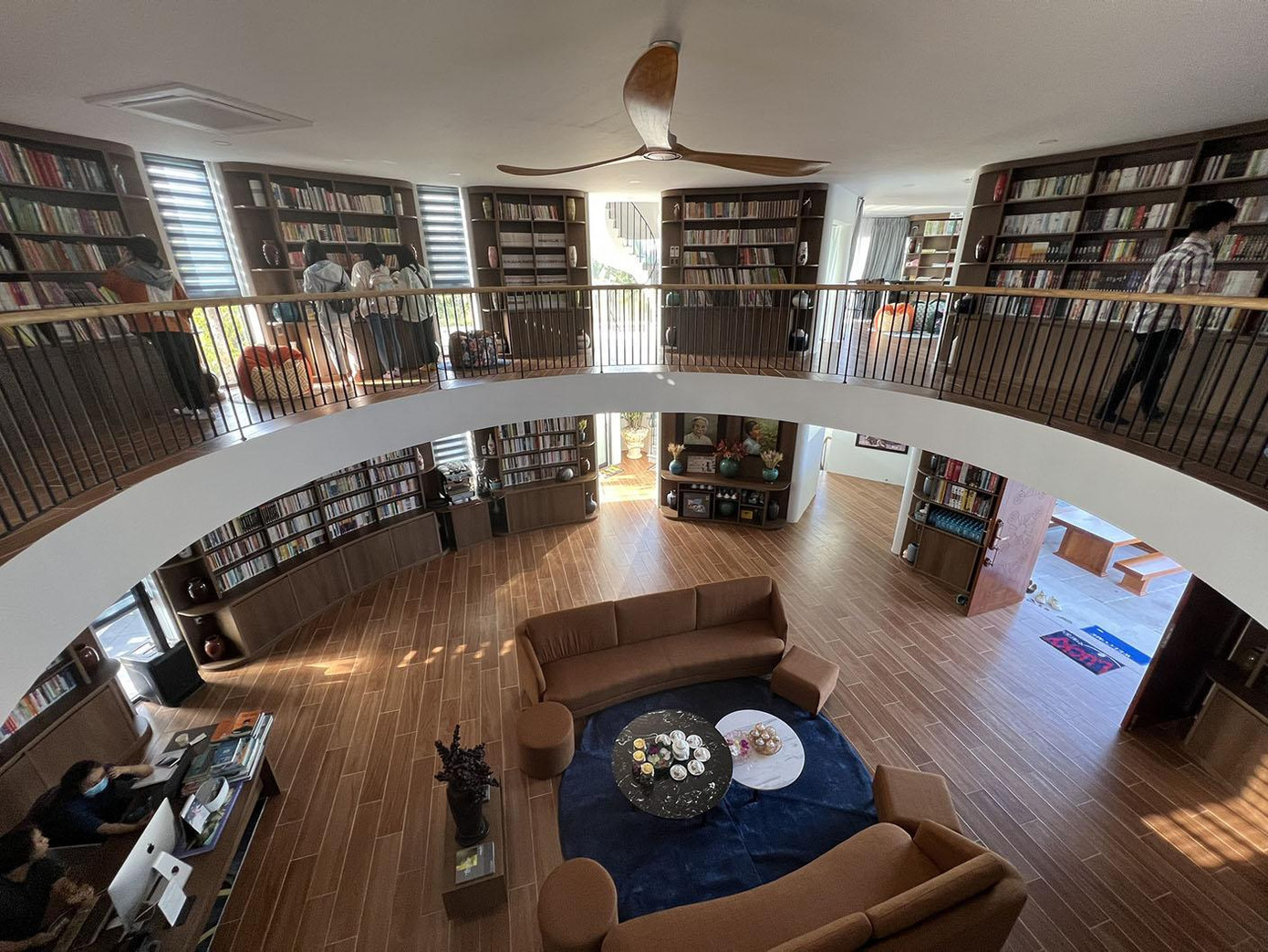 Tầng 1 và 2 của thư viện được bố trí hơn 10 ngàn đầu sách với sự sắp xếp khoa học. Bao quát nơi đây là một không gian lí tưởng cho việc đọc tài liệu và học bài- Ảnh: Bảo Quyên