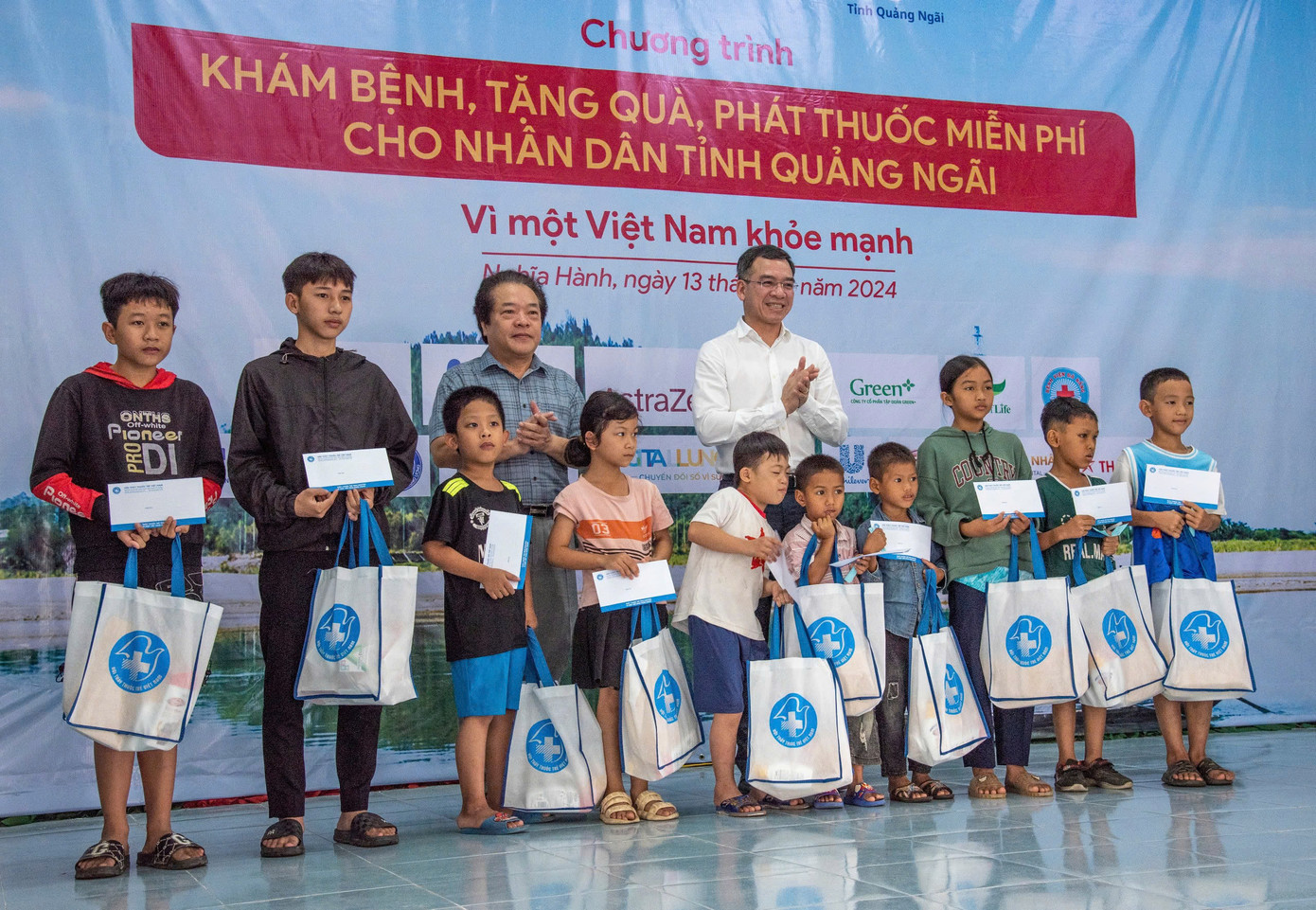 Ban tổ chức tặng quà thiếu nhi. Ảnh: Văn Chương Ban tổ chức tặng quà thiếu nhi. Ảnh: Văn Chương