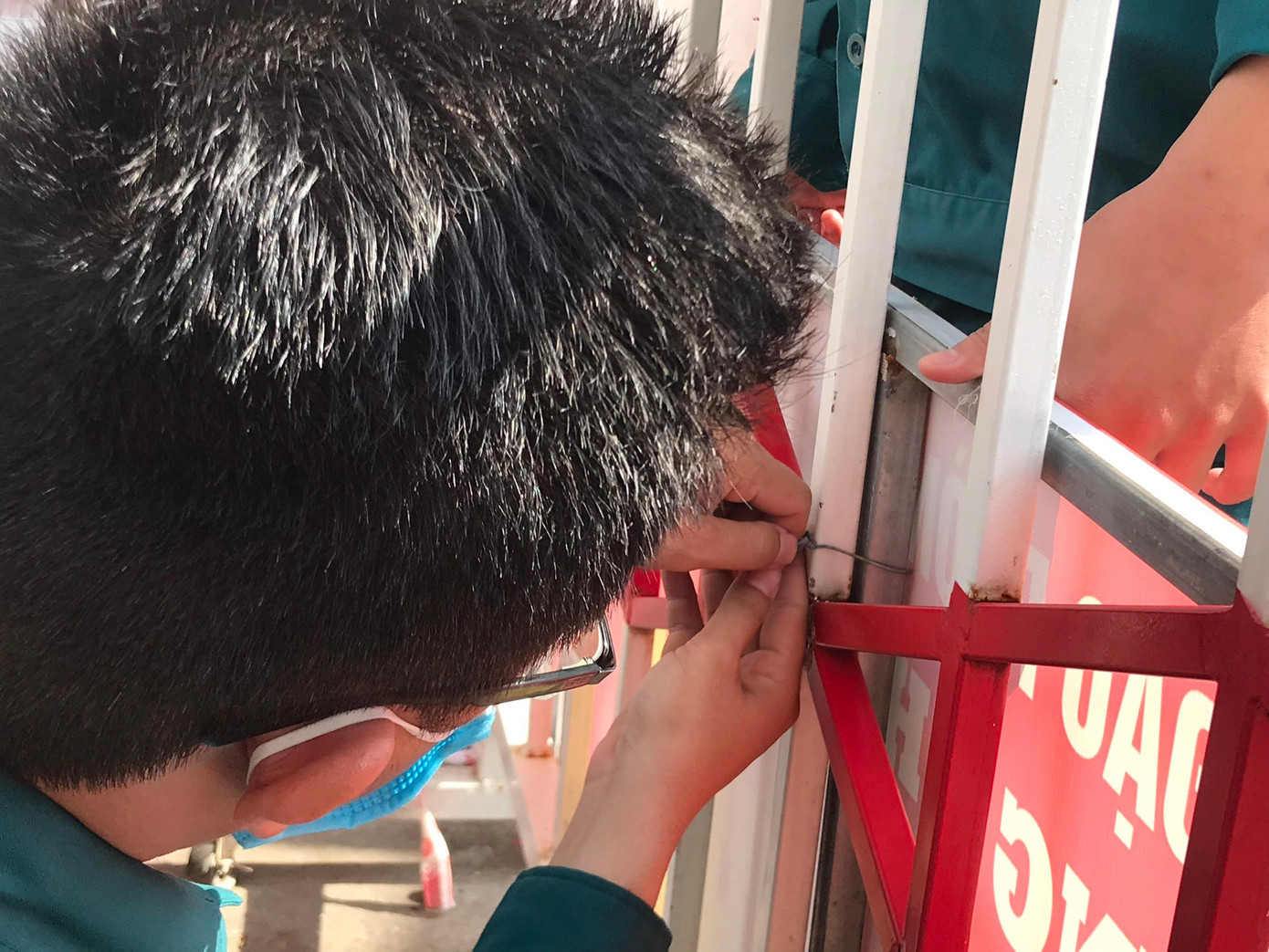 Từ 9 giờ sáng nay, việc tháo dỡ chốt phong tỏa kiệt 86 Đống Đa (phường Thuận Phước, quận Hải Châu) đã được thực hiện - ảnh Thái Lâm