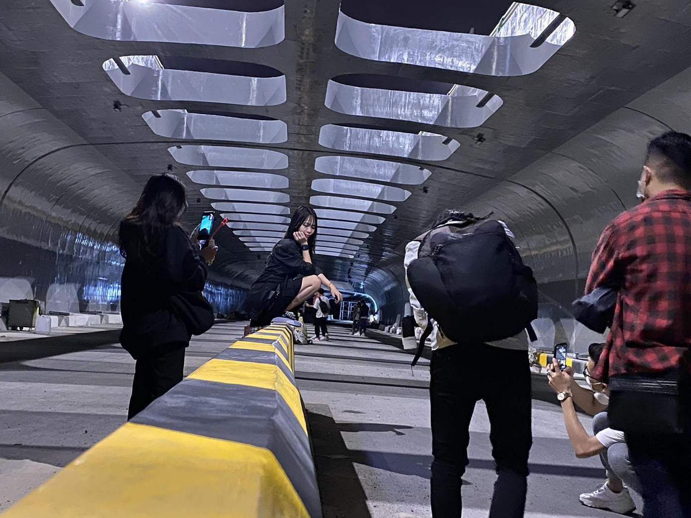 Giới trẻ tranh thủ đến chụp ảnh đẹp kỷ niệm trước khi công trình thông xe - ảnh Thái Lâm Giới trẻ tranh thủ đến chụp ảnh đẹp kỷ niệm trước khi công trình thông xe - ảnh Thái Lâm