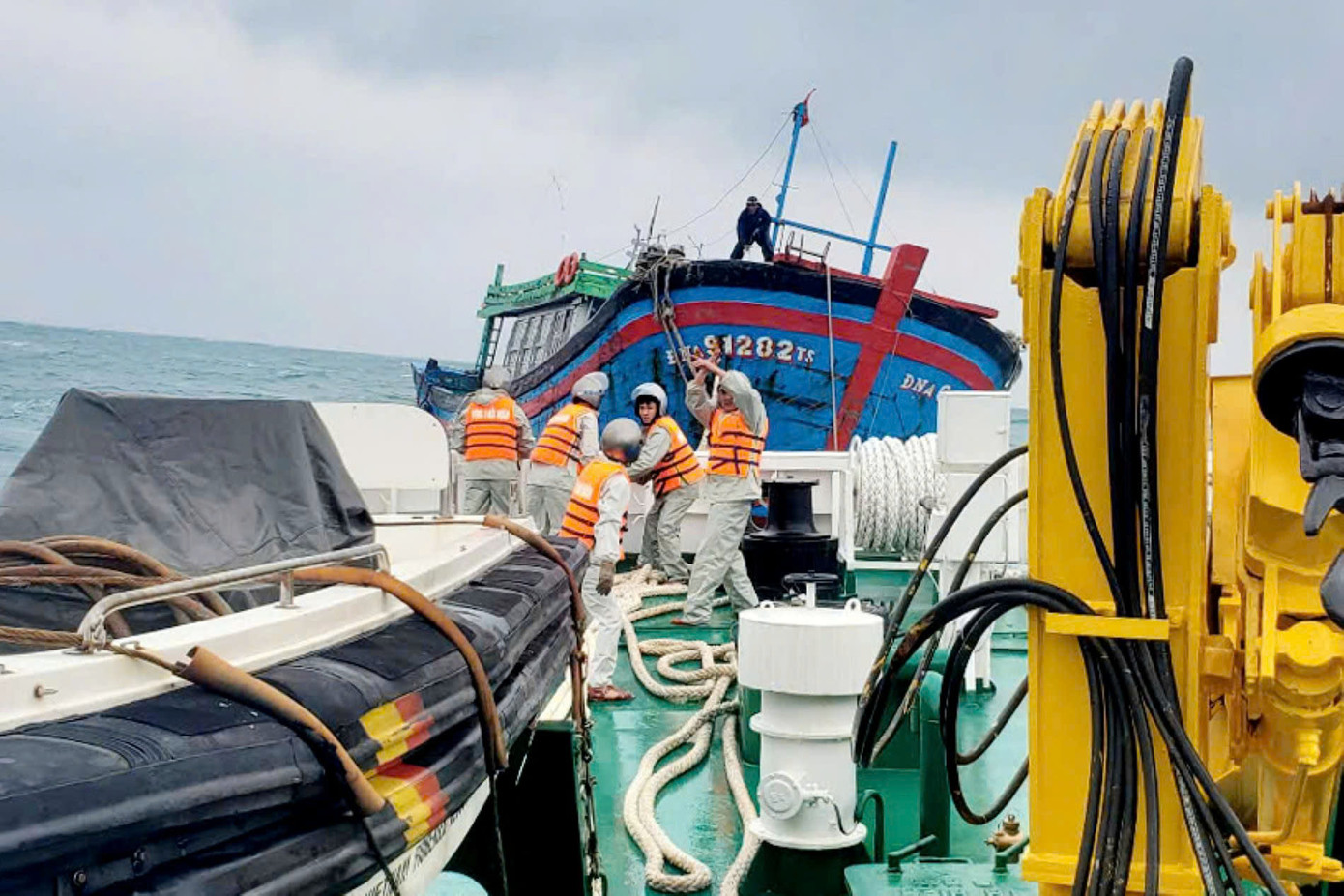 Cán bộ, chiến sĩ Tàu 368, Vùng 3 Hải quân triển khai phương án cứu kéo tàu cá. Ảnh: Hoàng Diệu