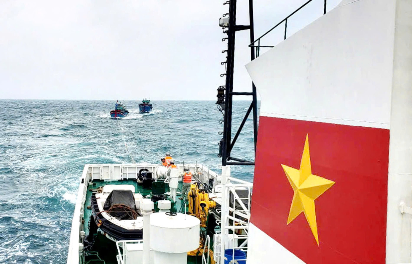 Tàu 368, Vùng 3 Hải quân lai kéo Tàu cá ĐNa 91095 TS và ĐNa 91282TS về bờ. Ảnh: Hoàng Diệu