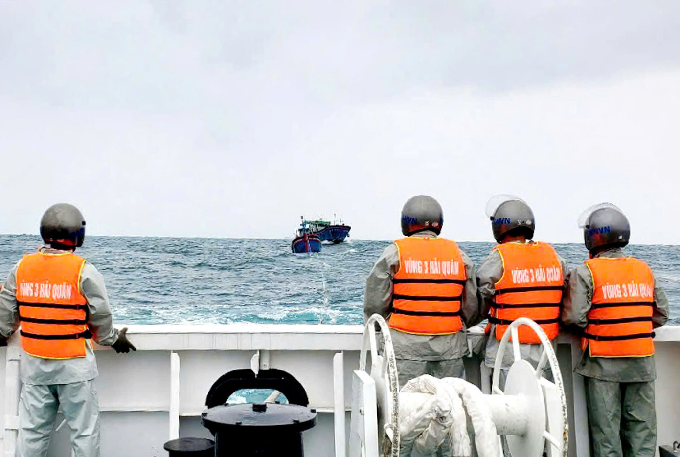 Tàu 368, Vùng 3 Hải quân tiếp cận 2 tàu cá bị nạn. Ảnh: Hoàng Diệu