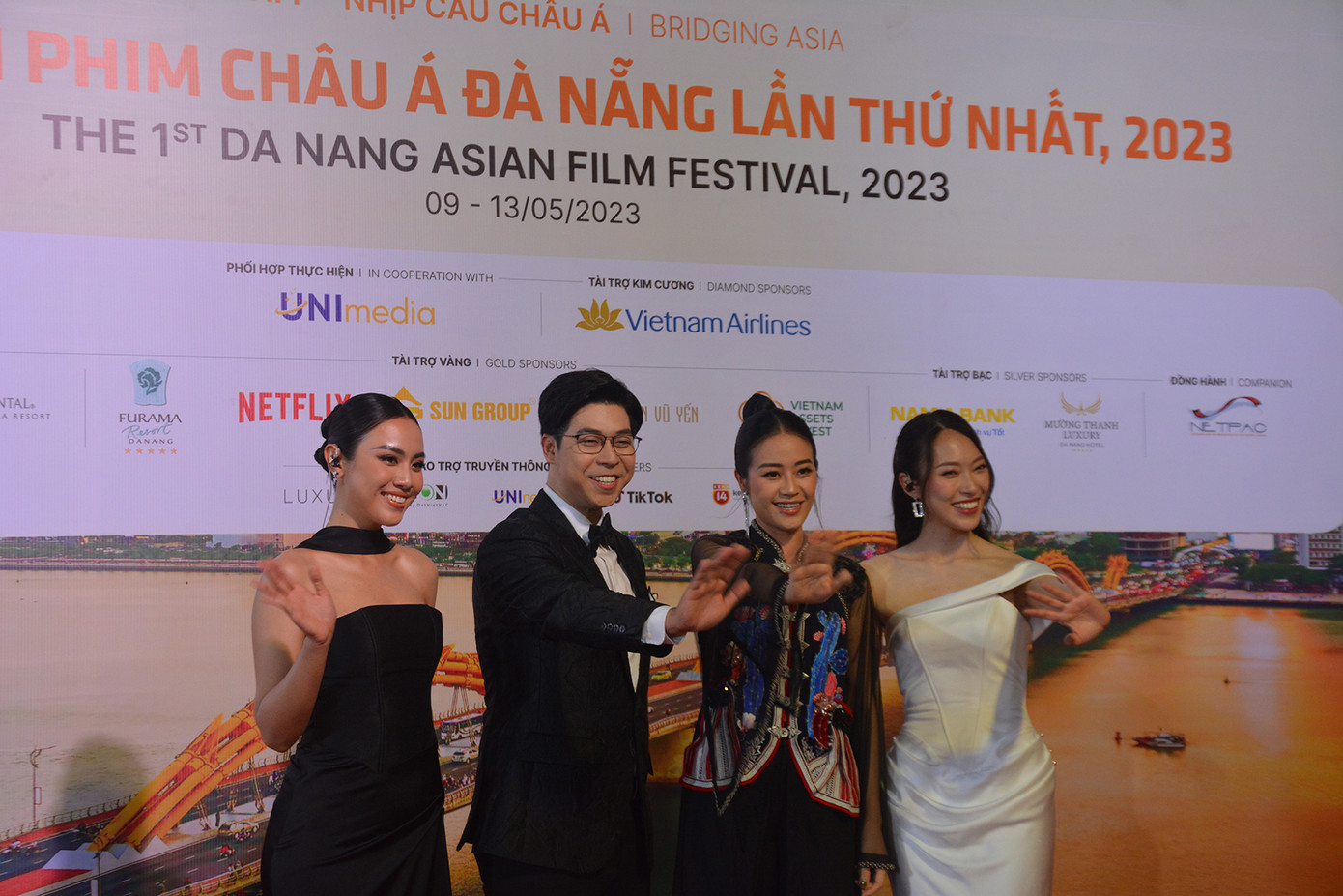 Hai MC Á hậu Huỳnh Phạm Thủy Tiên, Khánh Vy cùng khách mời.