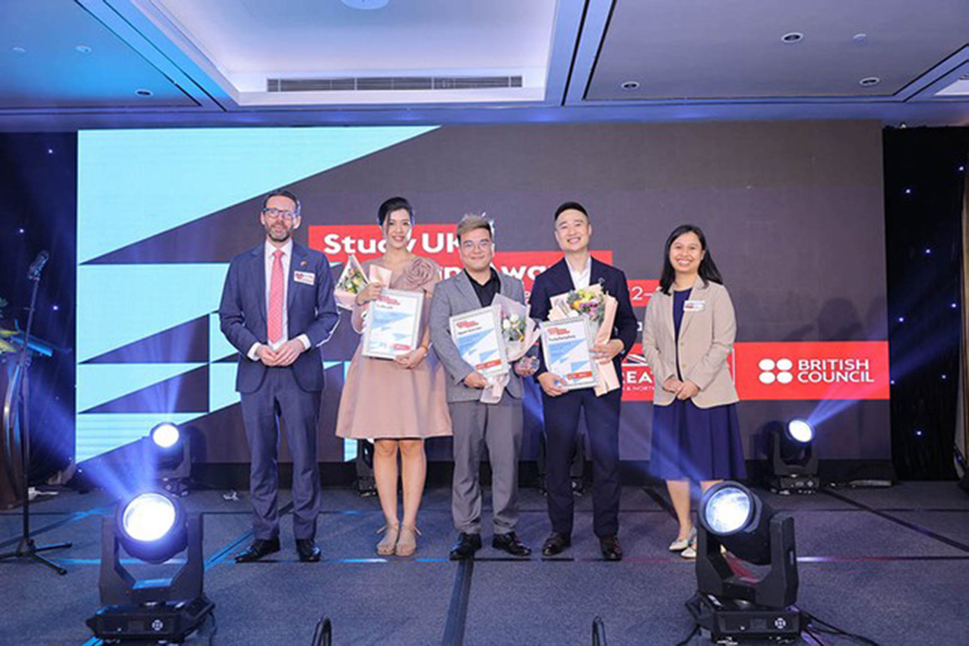 Chị Vũ Như Anh (thứ 2 từ trái qua) và anh Trương Quang Dũng (thứ 2 từ phải qua) tại Đêm chung kết Giải thưởng Study UK Alumni tổ chức tại Hà Nội hồi tháng 3/2023.