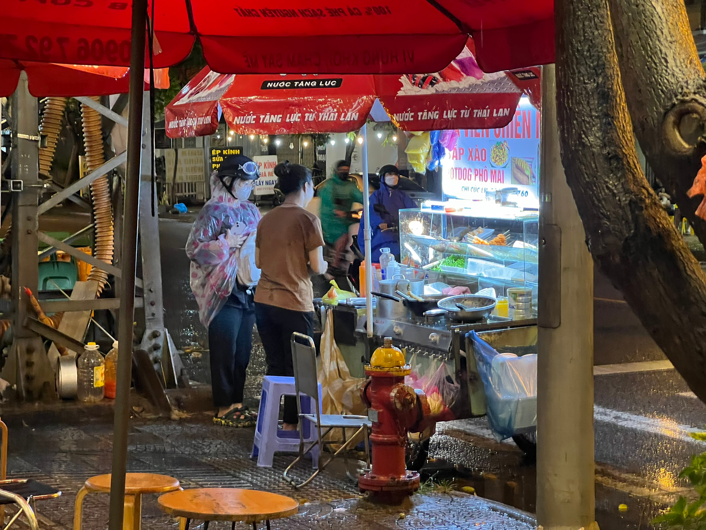 Hàng quán vỉa hè lác đác vài khách đến mua mang đi, hay shipper đến chờ lấy đồ ăn đi giao.