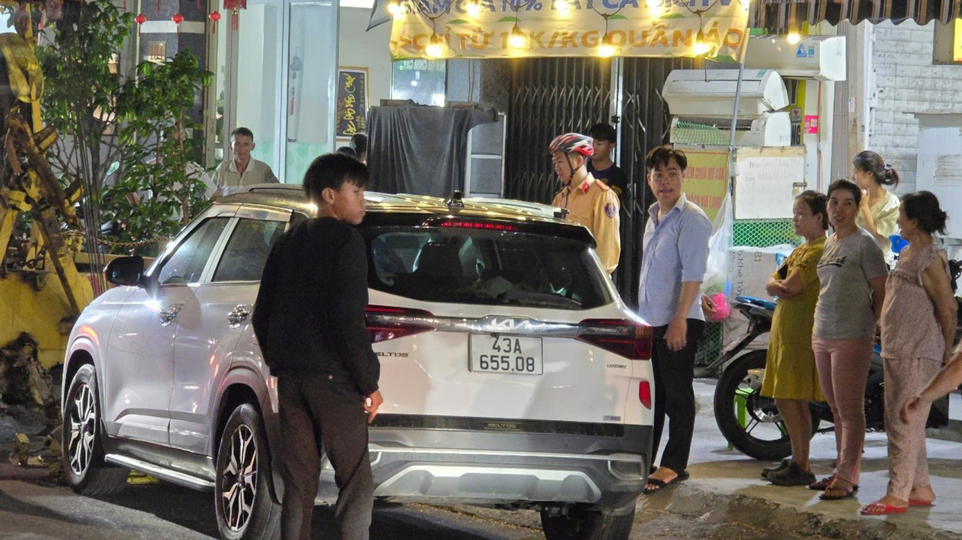 Chiếc xe ô tô gây tai nạn tại hiện trường, còn tài xế đã đi nơi khác