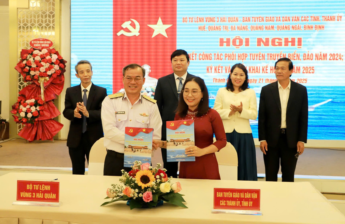 Vùng 3 Hải quân và các địa phương ký kết công tác phối hợp tuyên truyền biển, đảo năm 2025. Ảnh: Hoàng Diệu