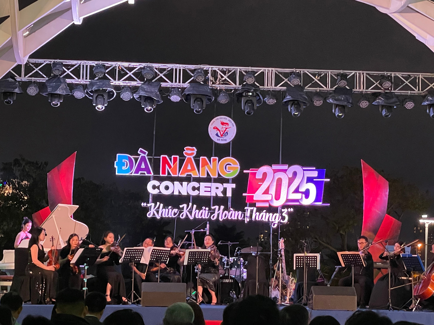 Những bản nhạc hùng tráng quen thuộc như Đà Nẵng quê ta giải phóng rồ, Người Đà Nẵng hay Việt Nam quê hương tôi được các nghệ sĩ dàn nhạc giao hưởng thể hiện hoành tráng. Ảnh: Yến Nhi.