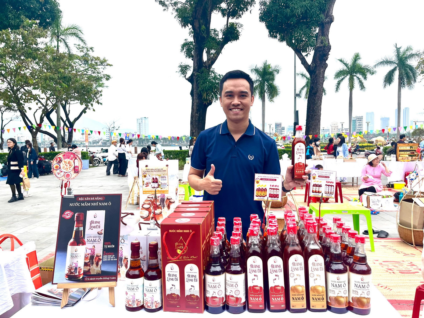 Các gian hàng quà Tết như mứt bánh, ngũ cốc, nước mắm... được bày bán trong phiên chợ năm nay. Ảnh: Lệ Thủy. Các gian hàng quà Tết như mứt bánh, ngũ cốc, nước mắm... được bày bán trong phiên chợ năm nay. Ảnh: Lệ Thủy.