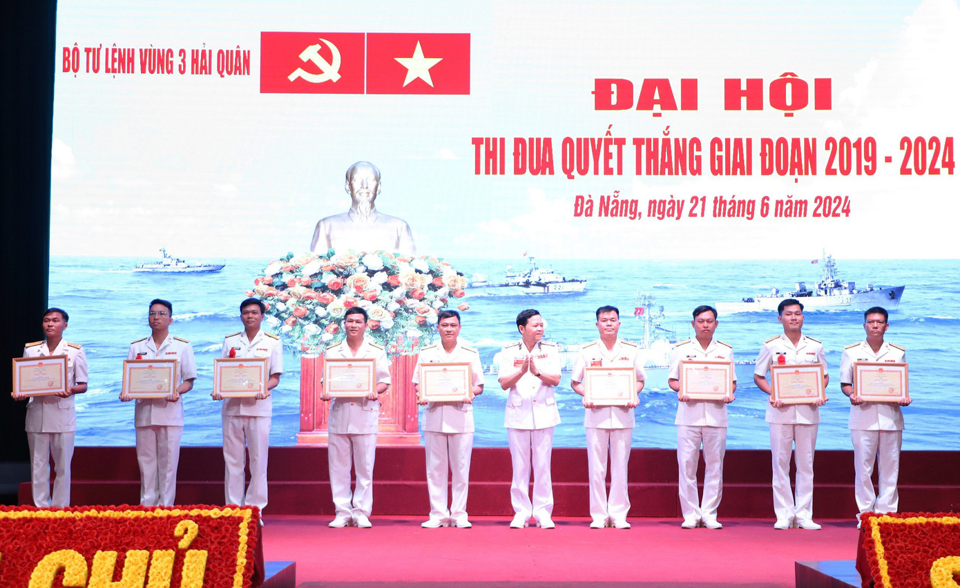 Thủ trưởng Bộ Tư lệnh Hải quân (ảnh trái), và thủ trưởng Vùng 3 Hải quân trao thưởng các tập thể, cá nhân có thành tích tốt trong phong trào TĐQT giai đoạn 2019 - 2024 Thủ trưởng Bộ Tư lệnh Hải quân (ảnh trái), và thủ trưởng Vùng 3 Hải quân trao thưởng các tập thể, cá nhân có thành tích tốt trong phong trào TĐQT giai đoạn 2019 - 2024